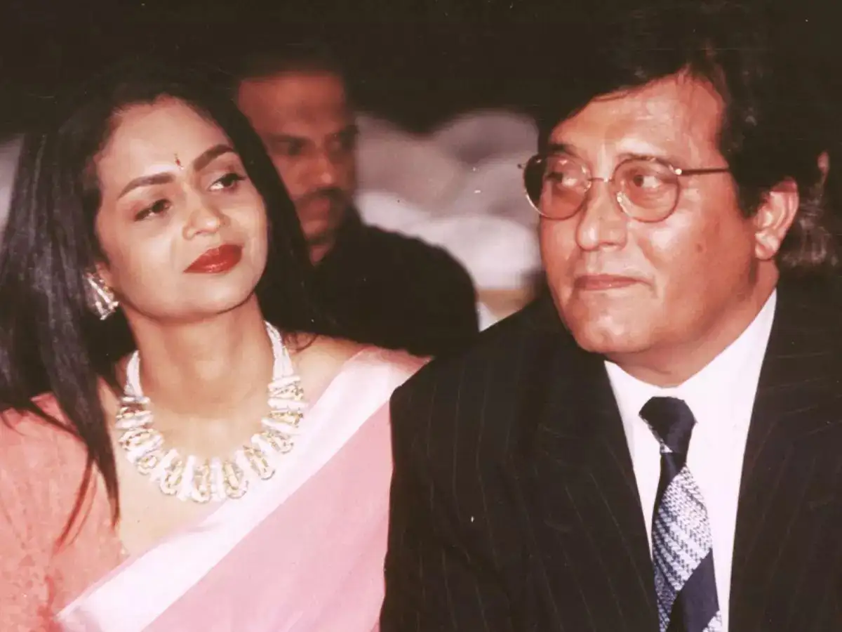From fame, 40-80 cigarettes a day to Mumbai beach meditation without  clothes: Vinod Khanna's wife reveals the actor's inner turmoil very few  know