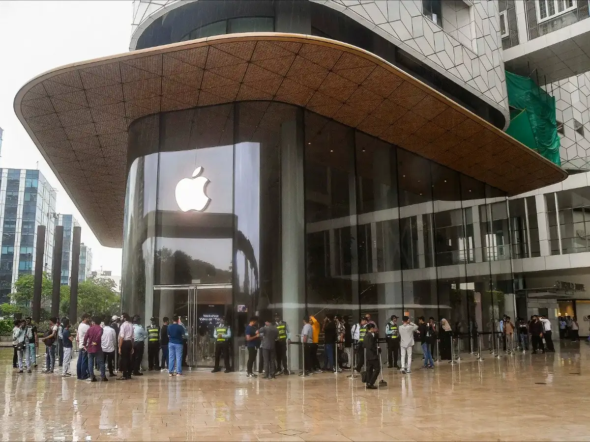 Apple revenue, profits beat expectations on iPhone, Mac sales