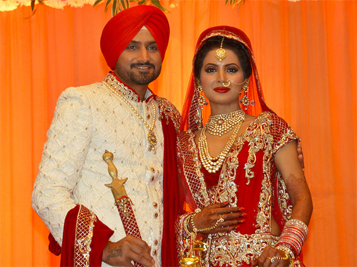 Bollywood actress Geeta Basra looks resplendent as a beautiful Punjabi  bride in red lehenga with intricate work on it during her wedding ceremony  in Jalandhar, Punjab on October 29, 2015 - Photogallery