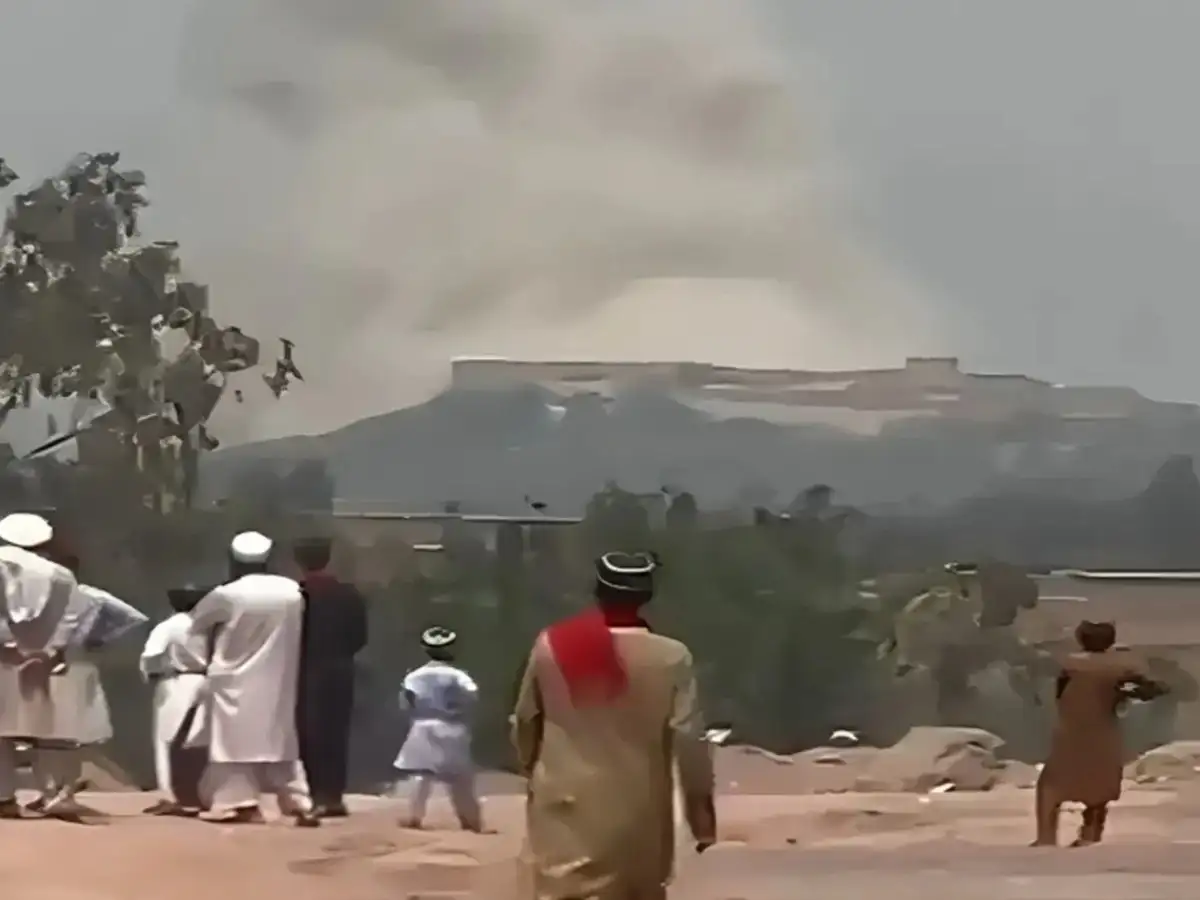 Pakistan suicide blast kills 16, injures dozens
