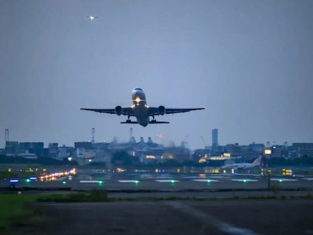 Moscow reopens airports 