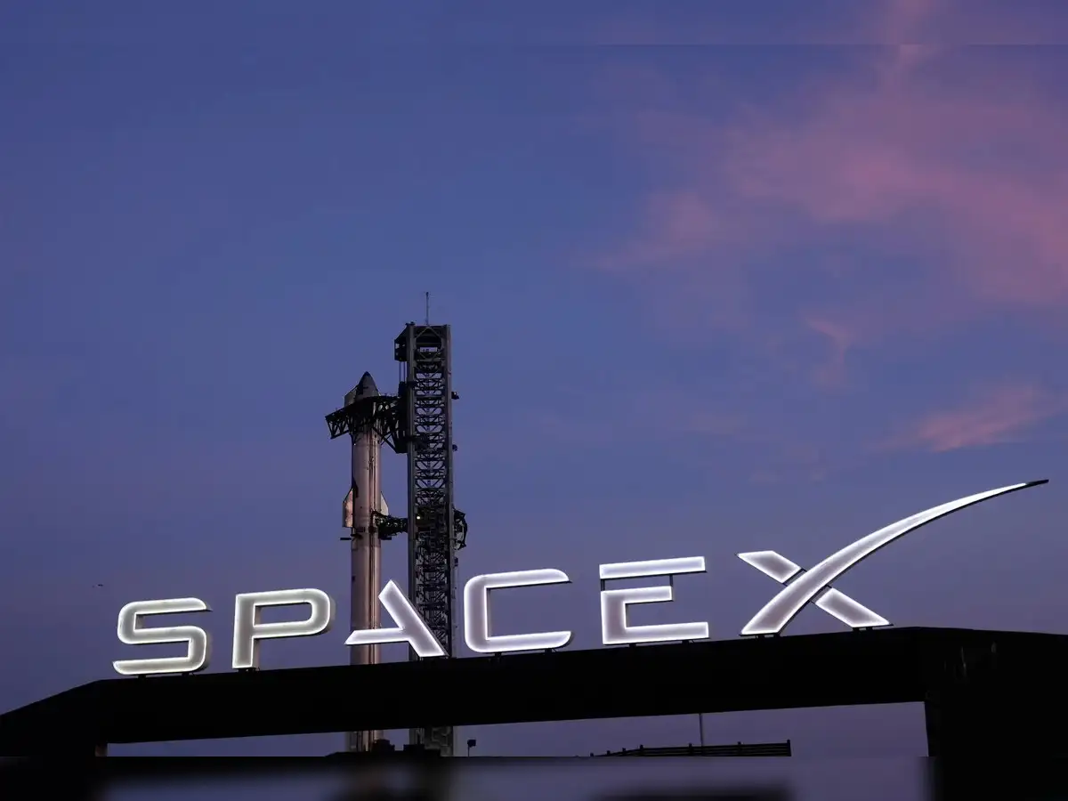 LandSpace reusable rocket booster landing vertically on a landing pad.