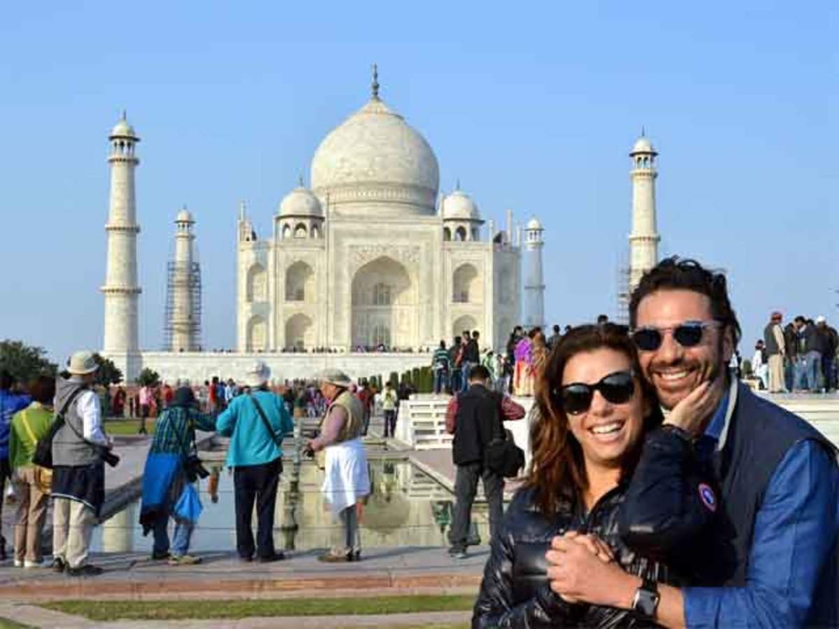 Newly engaged Eva Longoria visits underprivileged kids, Taj Mahal