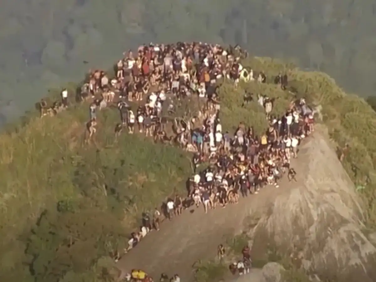 200 tourists stranded on Rio de Janeiro hilltop as gunfire breaks out