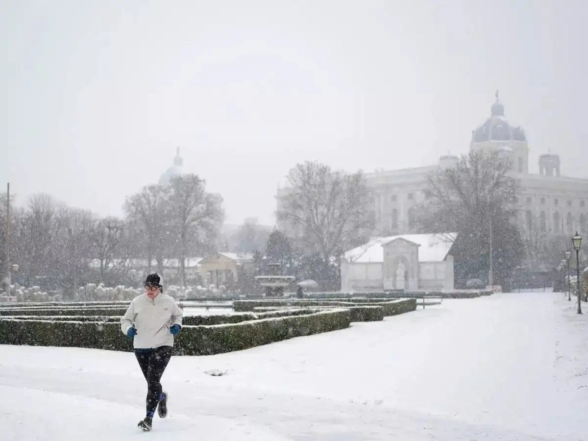 Icy conditions closes Vienna airport, disrupts flights in Prague