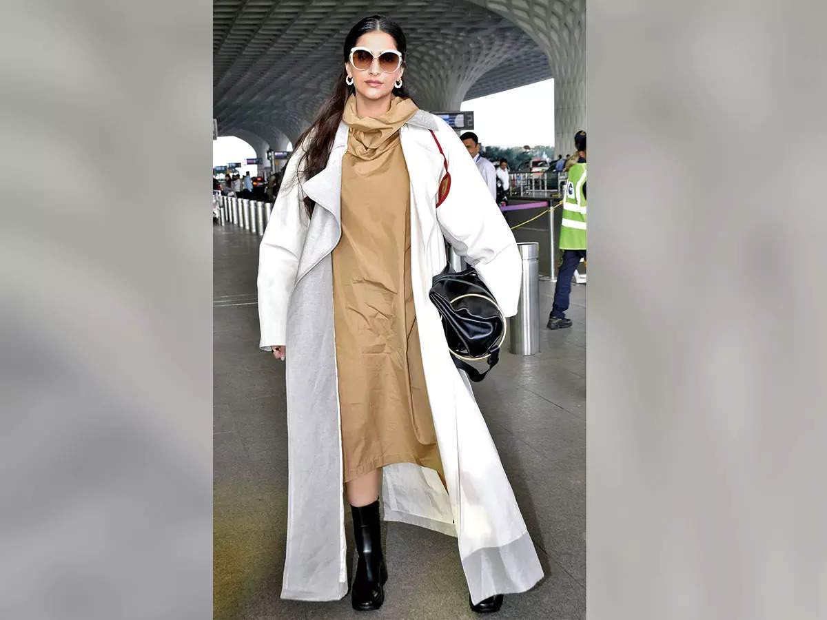 Anushka Sharma Spotted At Mumbai Airport, Is She Off To Bengaluru