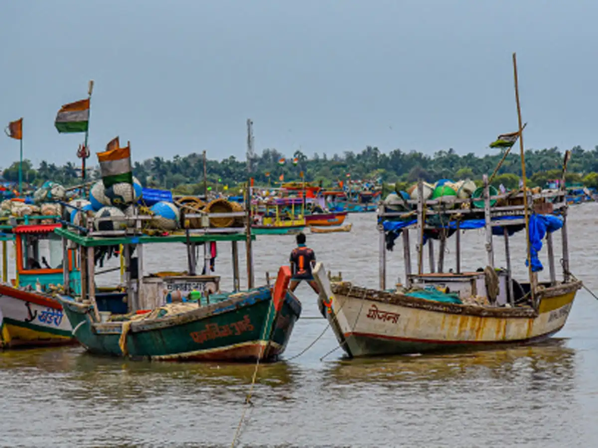 cyclone tauktae gujarat update: Cyclone Tauktae: 4526 fishing boats of  Maharashtra, 2258 boats of Gujarat returned safely to harbour - The  Economic Times