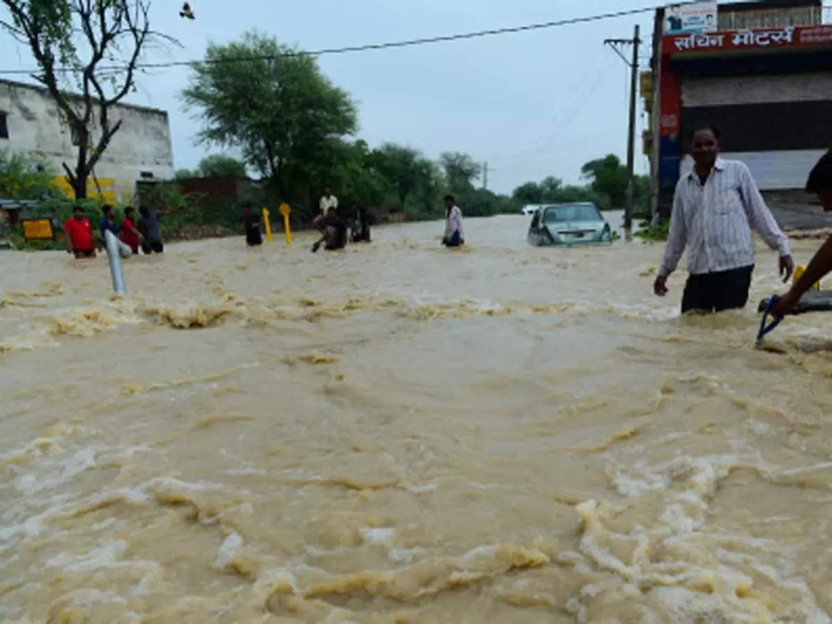 Bihar Floods Viral Video News: पतीले वाली नाव बनी बाढ़ से बचाव की जुगाड़,  देखें Video | Villagers made home made jugad boat to rescue from flood in  Muzaffarpur of Bihar, Watch