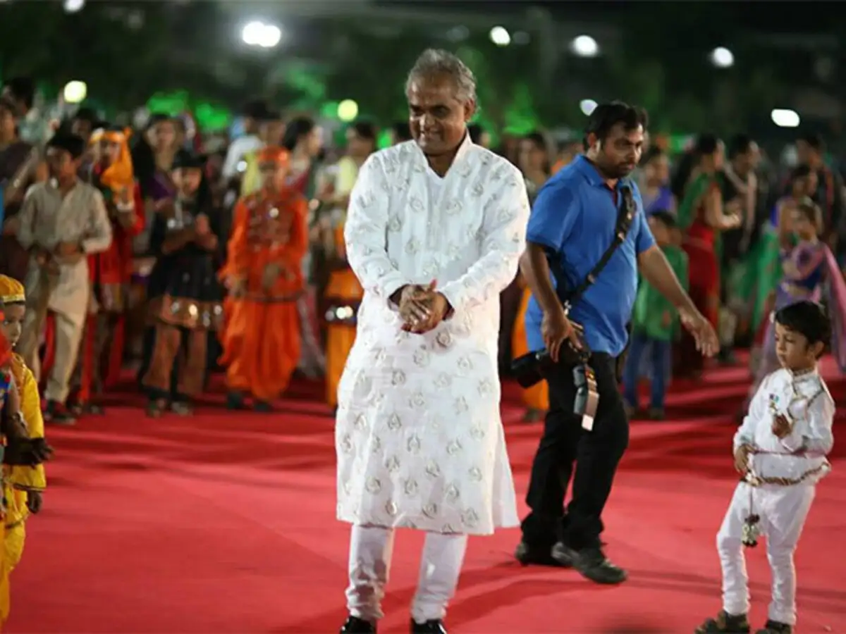 Savji Dholakia Surat Diamond Traders Cut Back On Bonuses Go For Austerity The Economic Times Ltd., also known as hk, is an indian diamond conglomerate, headquartered in the capital, bandra kurla complex, mumbai, india. savji dholakia surat diamond traders