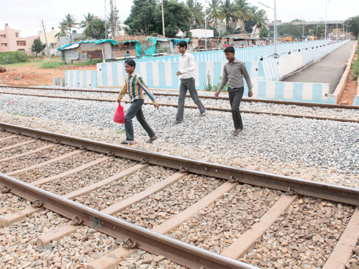 Railways Eliminates 1 503 Unmanned Level Crossings In 16 17 The Economic Times