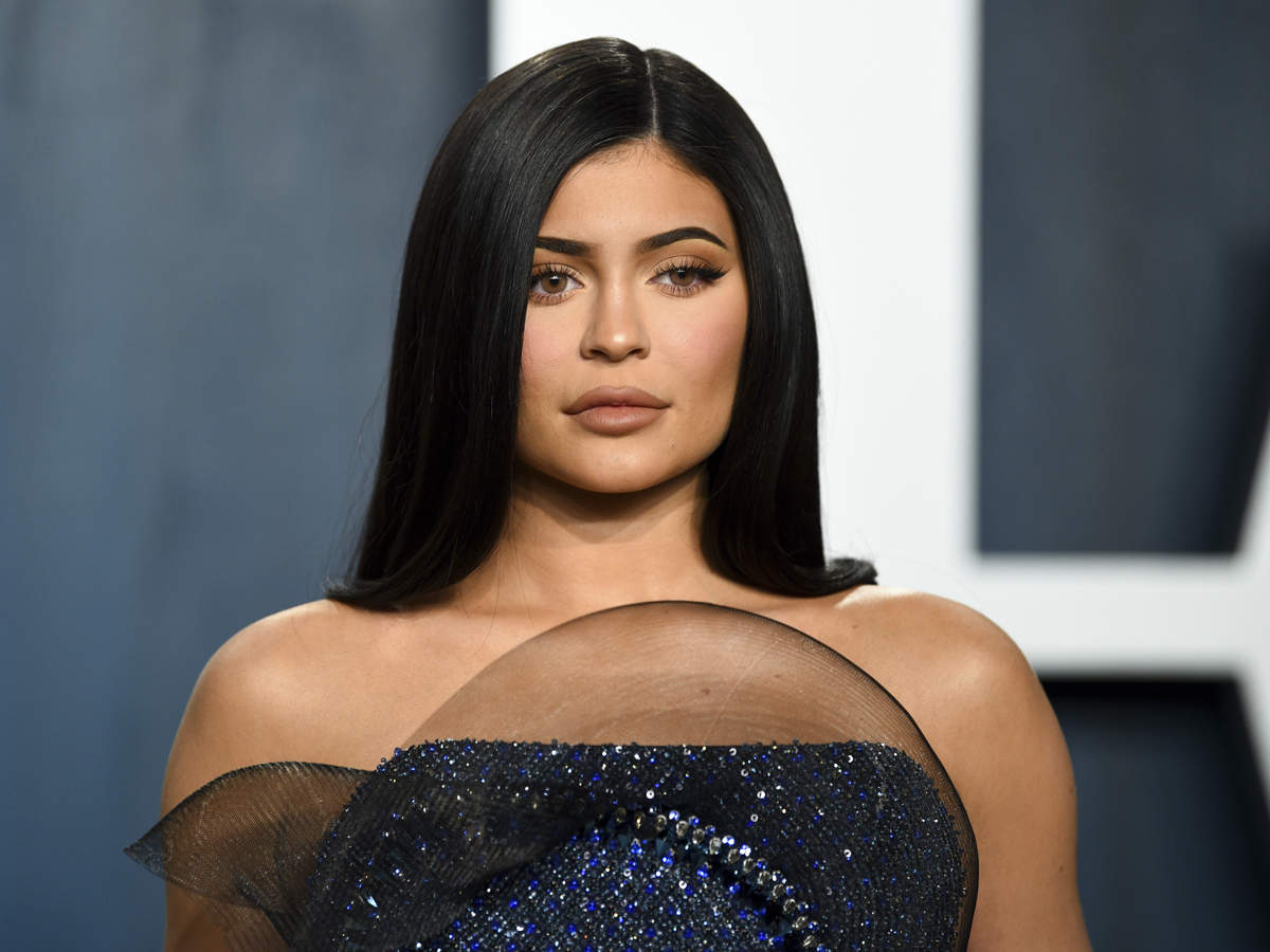 Kylie Jenner makes waves in spectacular lingerie
