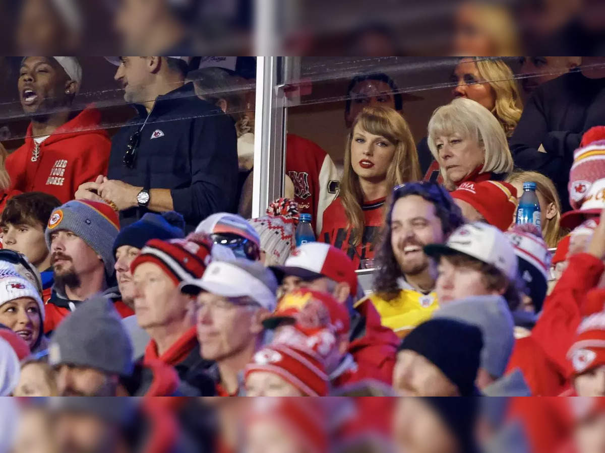 Taylor Swift Supports Travis Kelce at Chiefs Football Game [VIDEO