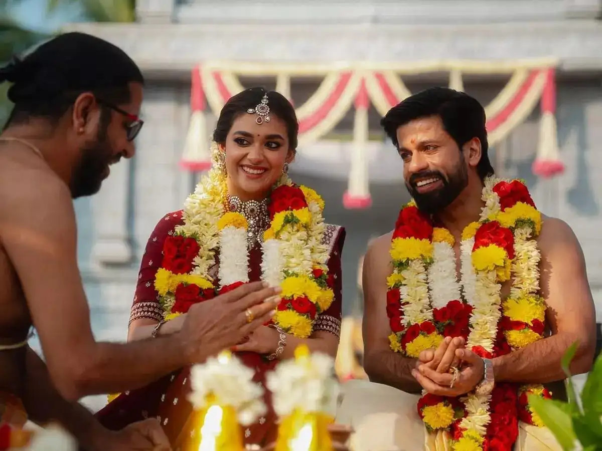 Keerthy Suresh marries Antony Thattil in colourful Iyengar ceremony in Goa.  Check out pics - The Economic Times
