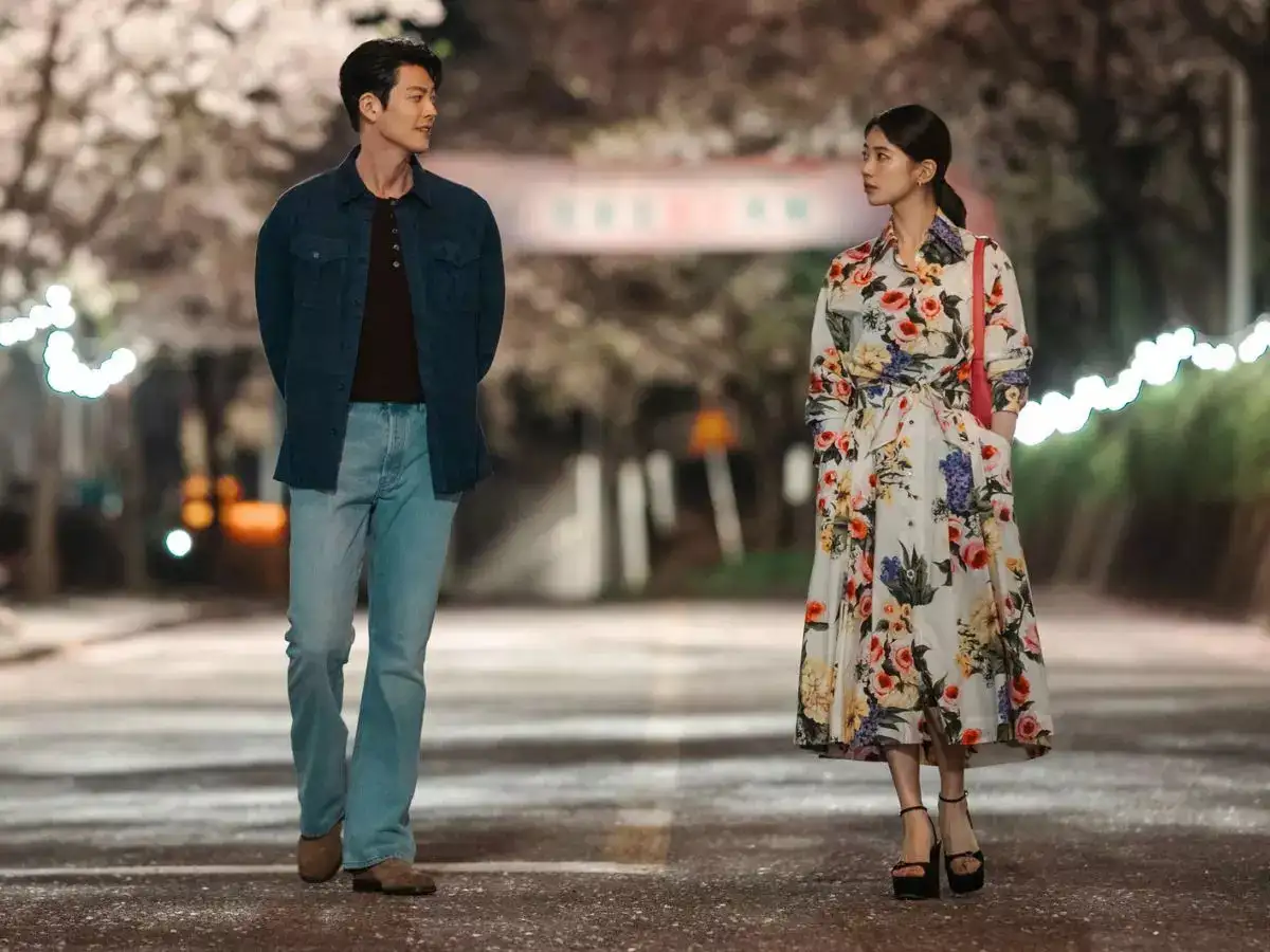 Suzy diện váy hoa trong phim "Thần Đèn Ơi, Ước Đi"