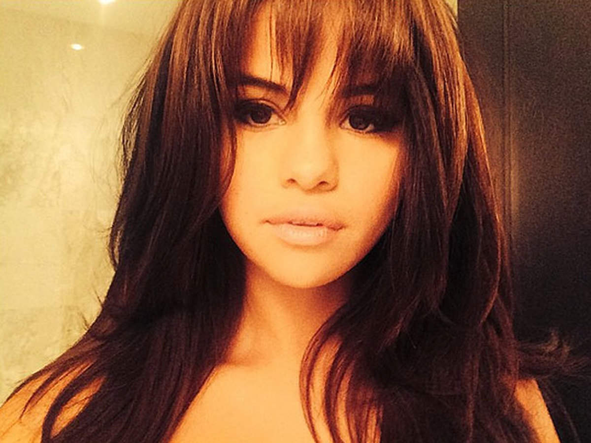 Selena Gomez shows off new full fringe haircut