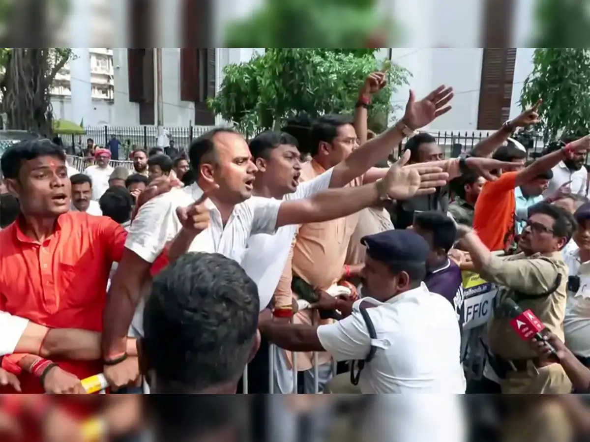 BJP-TMC clash at EC office in Kolkata, police lathicharge ensues - The  Economic Times