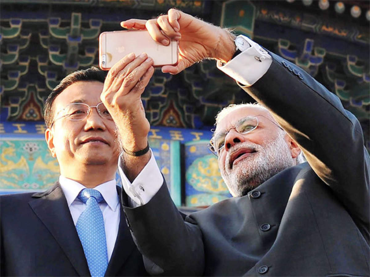 PM Narendra Modi's selfie with Li Keqiang registers 31.85 mn hits on Weibo - The Economic Times