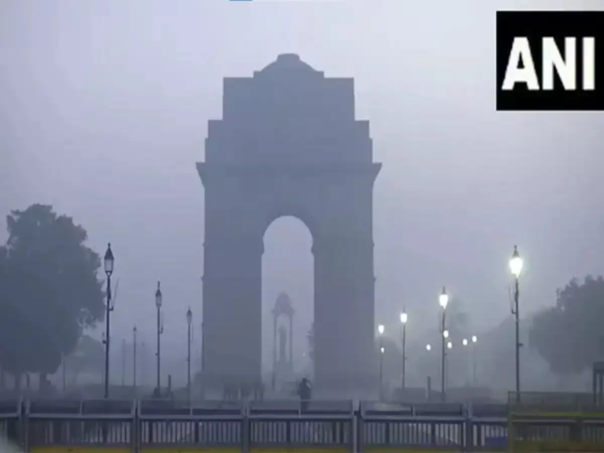 Thick fog blankets Delhi; IMD warns of harsh cold in North India ...