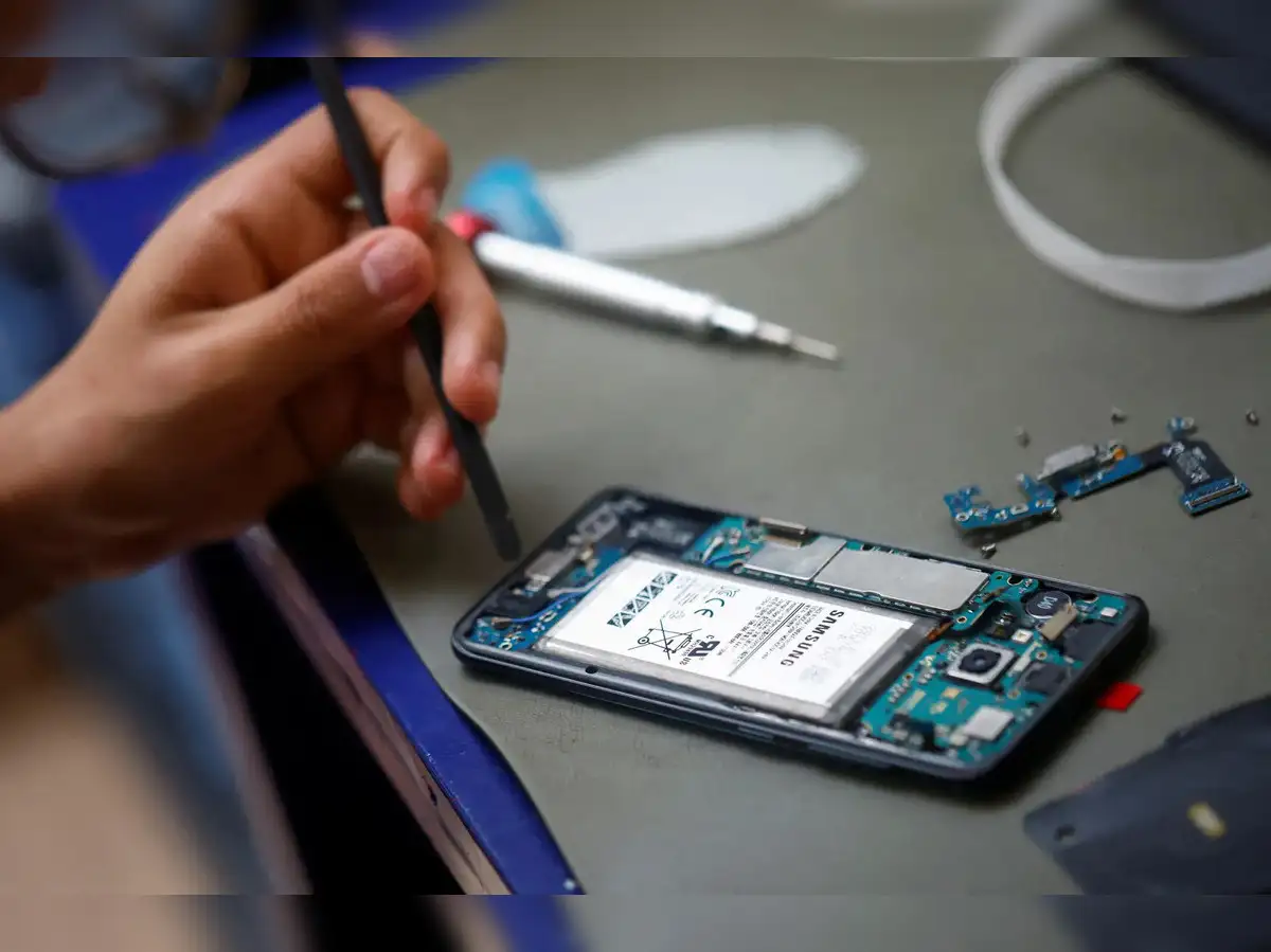 Samsung expects steep drop in operating profits on US chip woes - The Economic Times