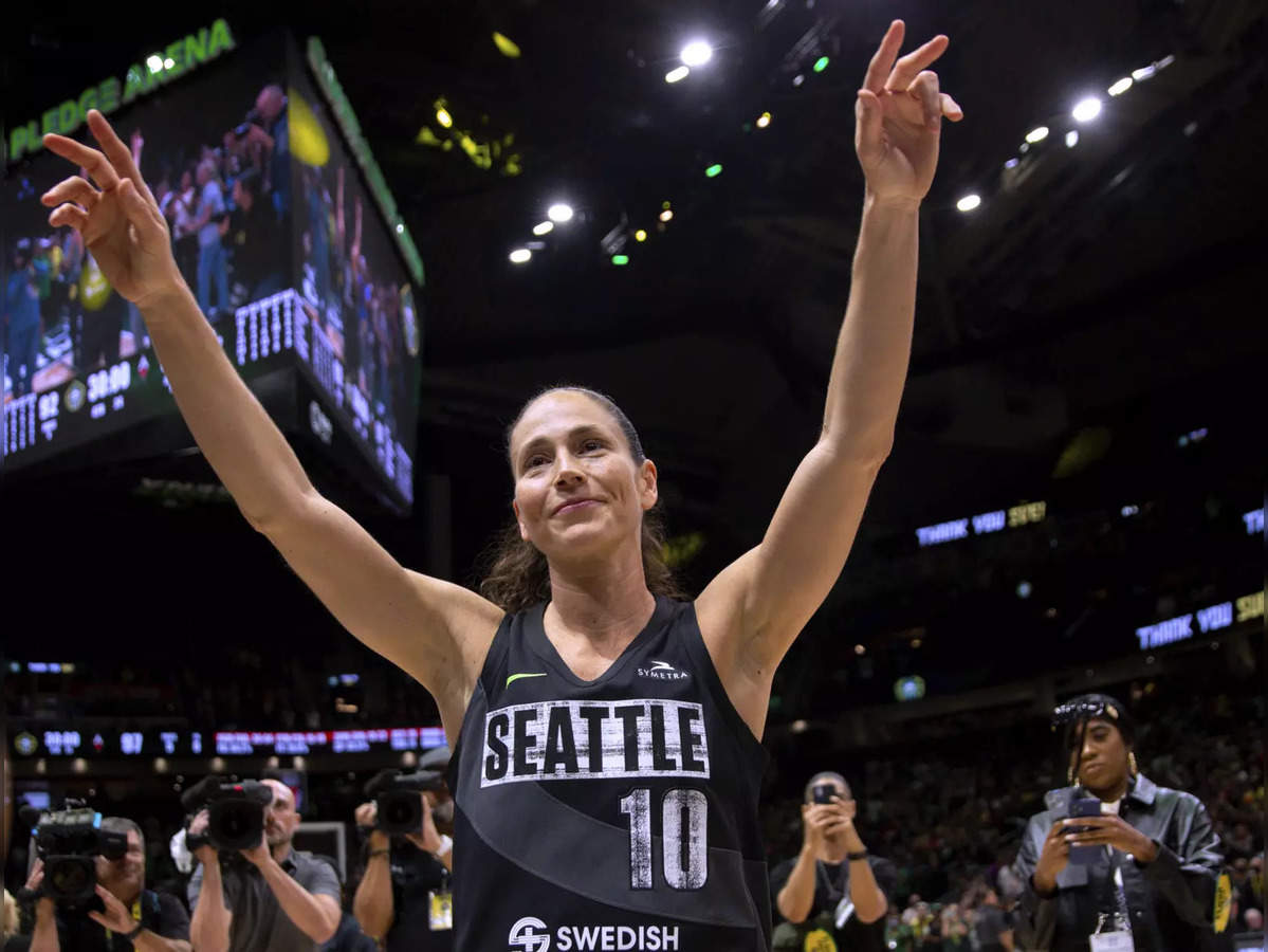 Sue Bird got a flower from a young fan for her last home game, and