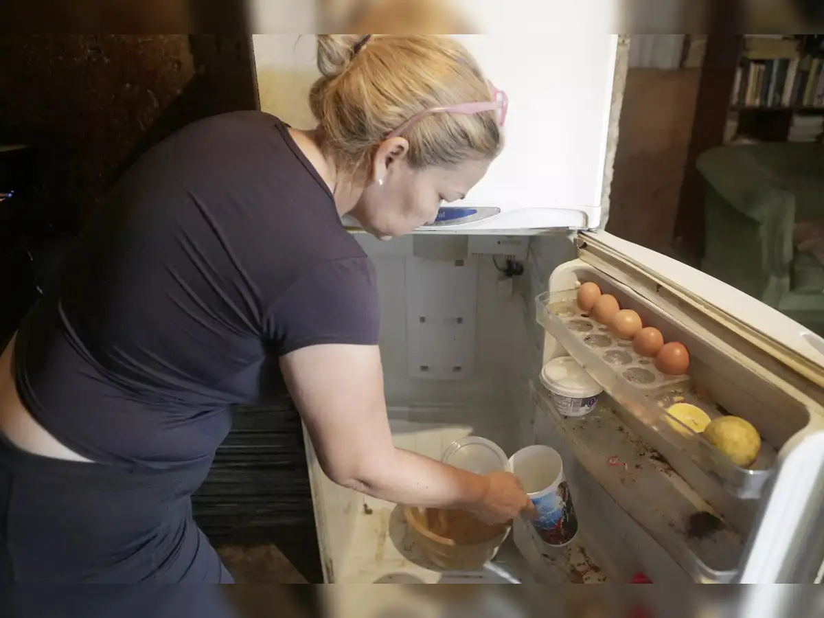 https://img.etimg.com/thumb/width-1200,height-900,imgsize-87424,resizemode-75,msid-123057717/news/international/us/should-you-keep-eggs-in-the-fridge-how-improper-storage-could-raise-your-risk-of-salmonella.jpg