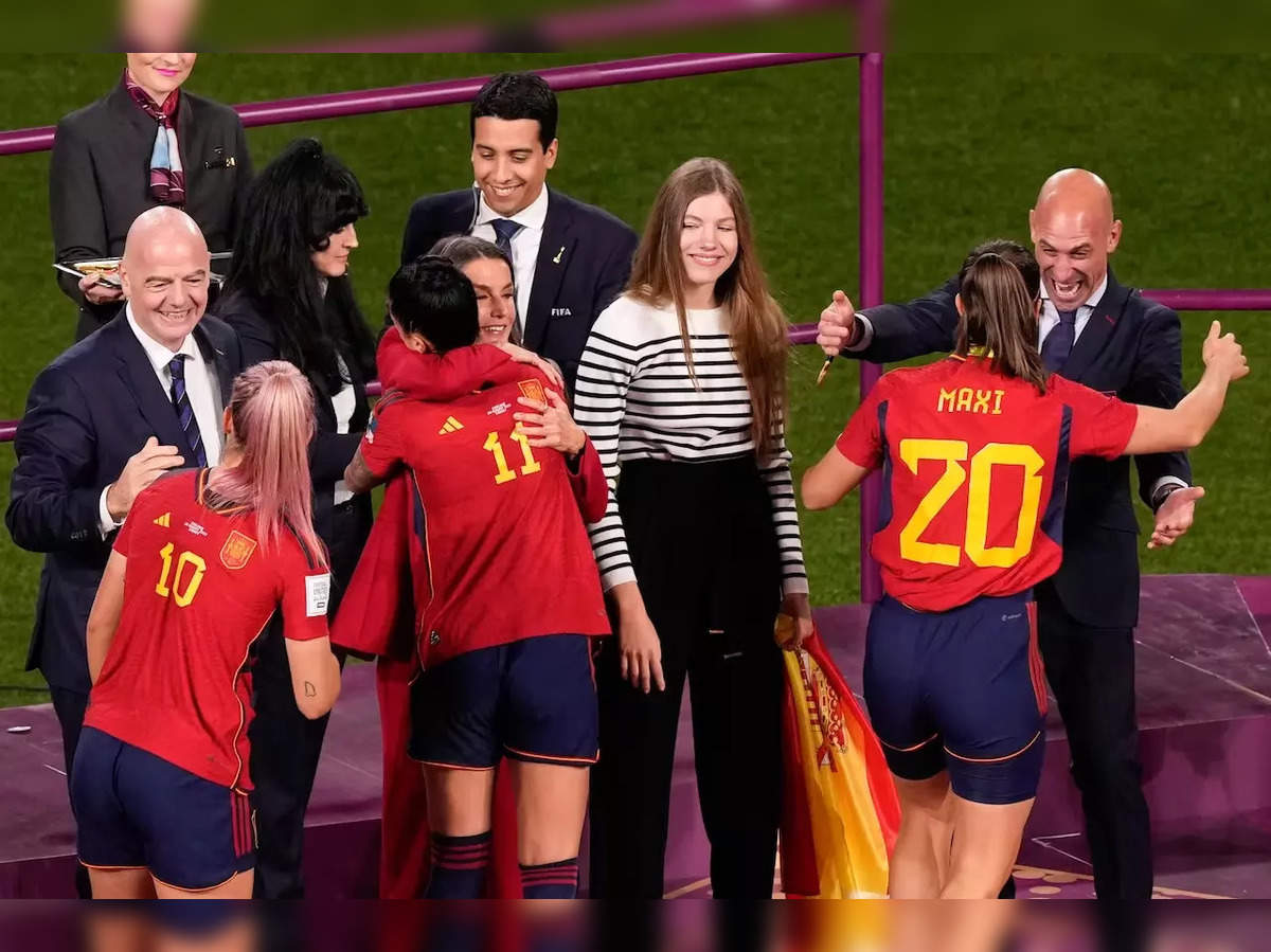 Spain soccer head won't resign for kissing player at World Cup