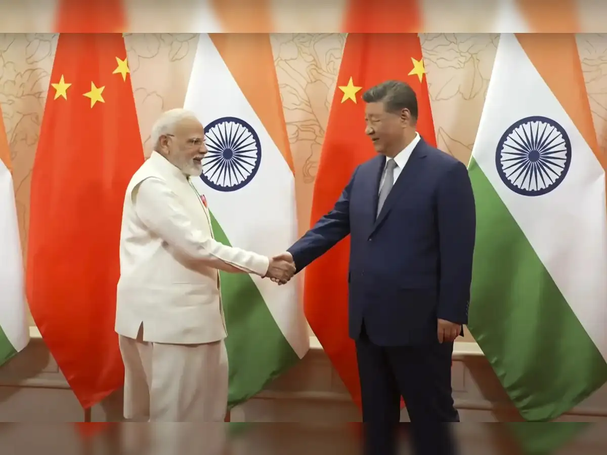 https://img.etimg.com/thumb/width-1200,height-900,imgsize-93568,resizemode-75,msid-123611691/news/india/xi-meets-modi-chinese-prez-says-right-choice-for-india-china-to-be-friends-have-the-dragon-elephant-come-together.jpg