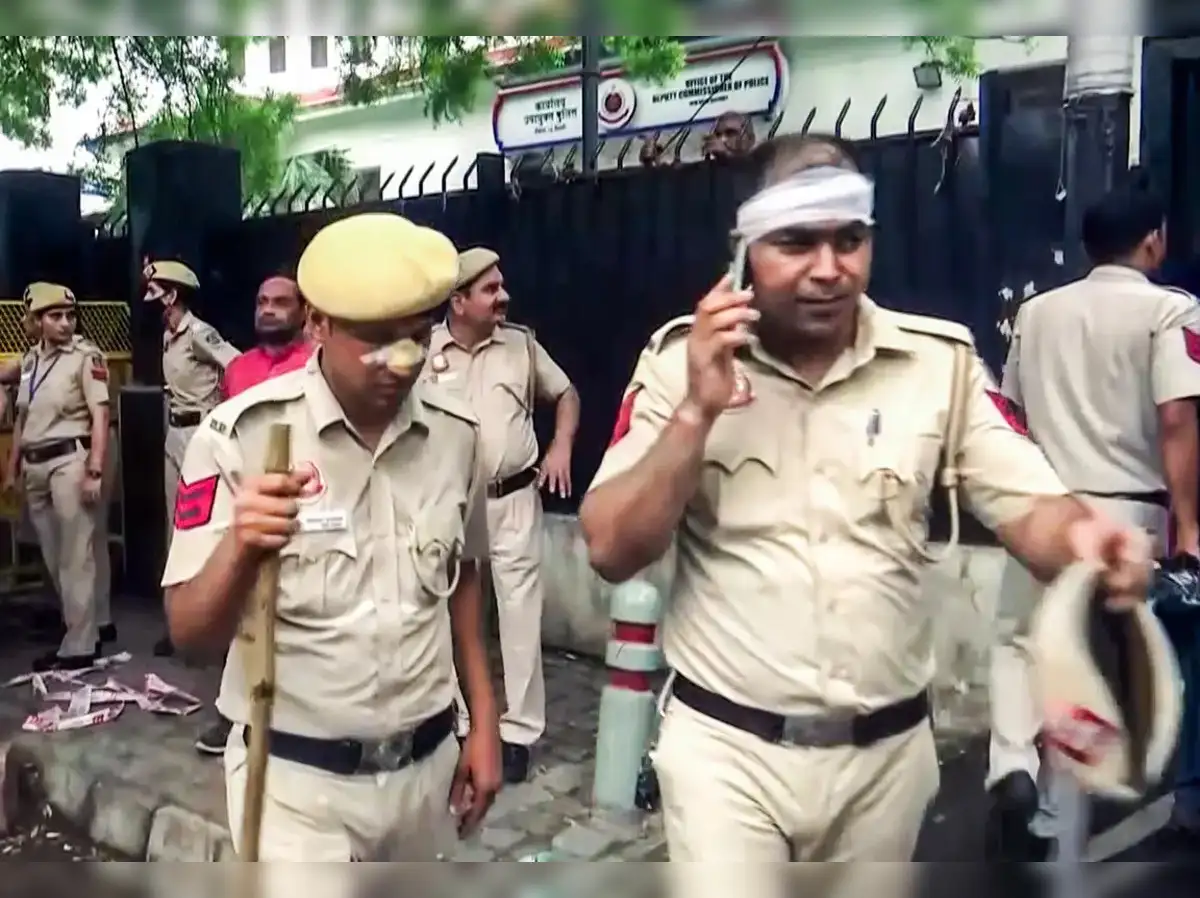 More than 50 police personnel, protesters injured during CJP's 'Chalo Sansad' march, over 100 detained - The Economic Times