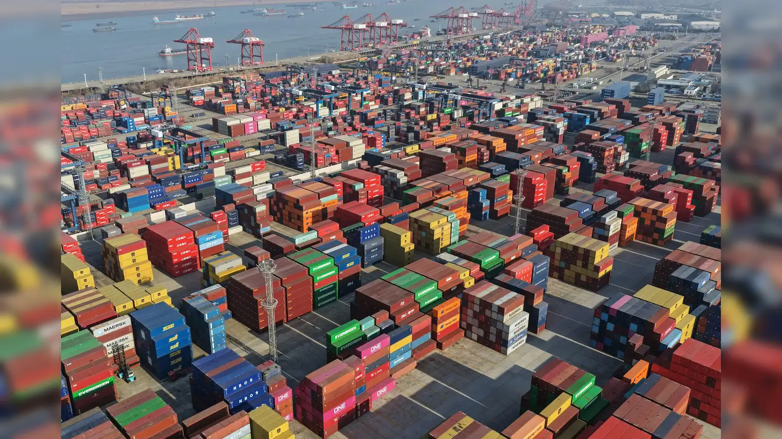 https://img.etimg.com/thumb/width-1600%2Cheight-900%2Cimgsize-491268%2Cresizemode-75%2Cmsid-126521537/news/economy/foreign-trade/maharashtra-topples-tamil-nadu-to-become-the-no-1-export-ready-state-of-india.jpg