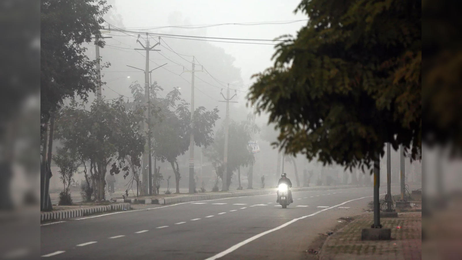 Students are going to their school during dense fog during extreme