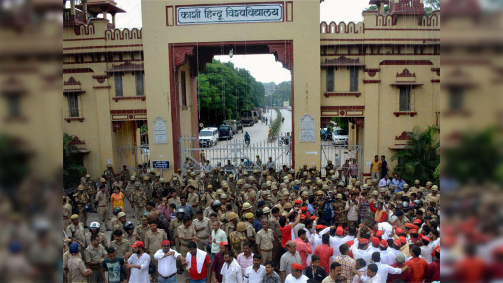 Case registered against senior BHU official for removing RSS flag from its  south campus in Uttar Pradesh's Mirzapur – Firstpost