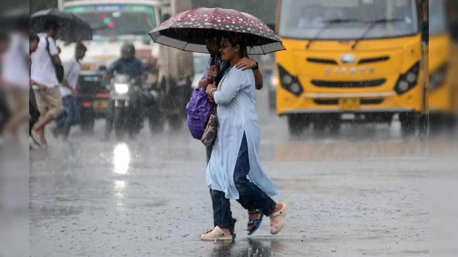 Kolkata weather: Unprecedented rains leave seven dead; several places  inundated under knee-deep water - The Economic Times