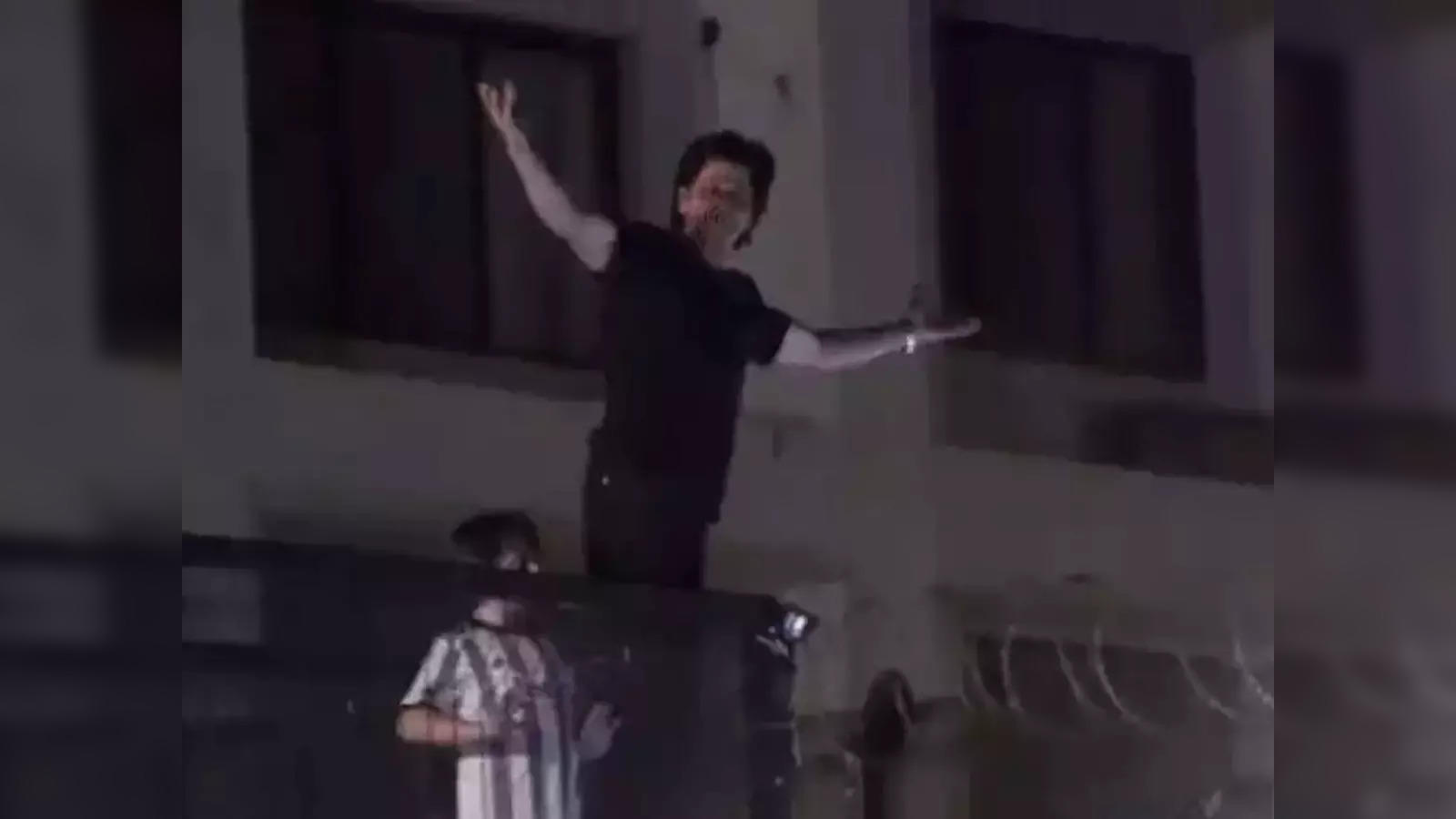 Shah Rukh Khan waves to his fans outside 'Mannat' to celebrate the world TV  premiere of his film 'Pathaan' [watch] - IBTimes India