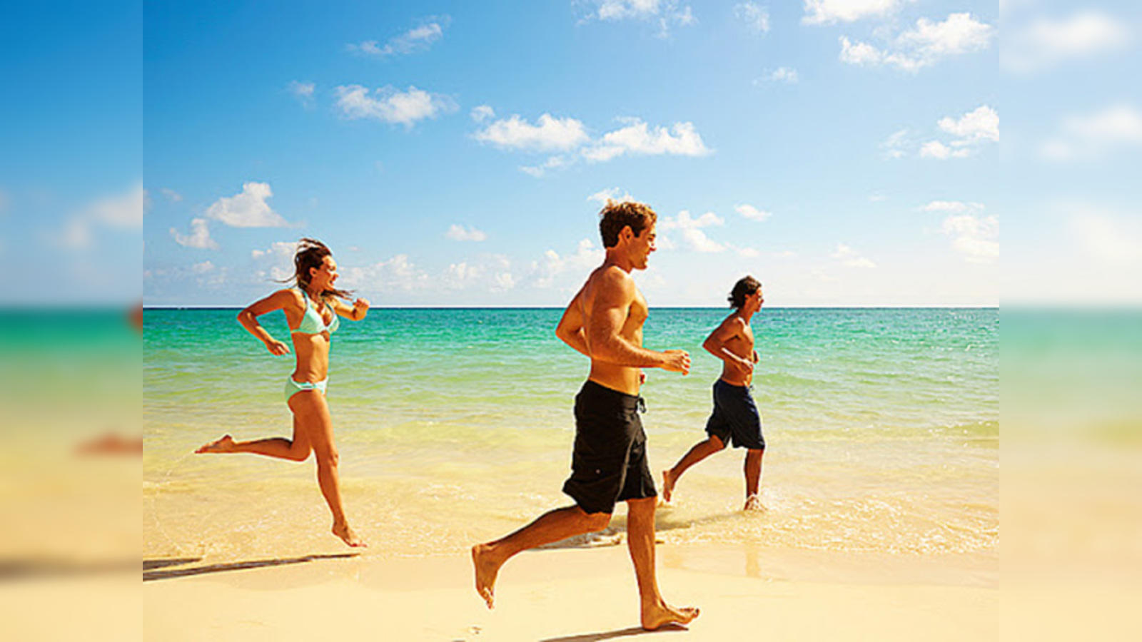 Walking on the beach: 5 benefits of the sand and sea - Women's Fitness