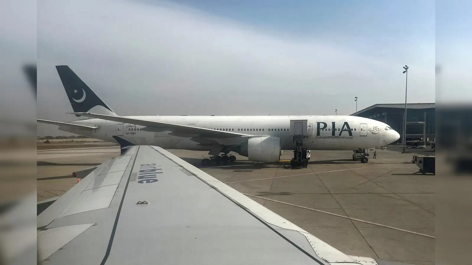 Indian Airspace Emergency After Operation Sindoor: Flights Suspended, Pakistan Responds 2 Pakistan shuts key airports for 48 hours after India's Operation Sindoor: Reports