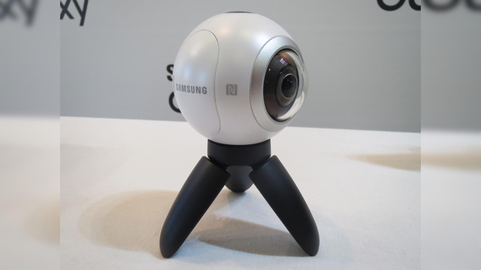  Samsung Gear 360 Real 360° High Resolution VR Camera
