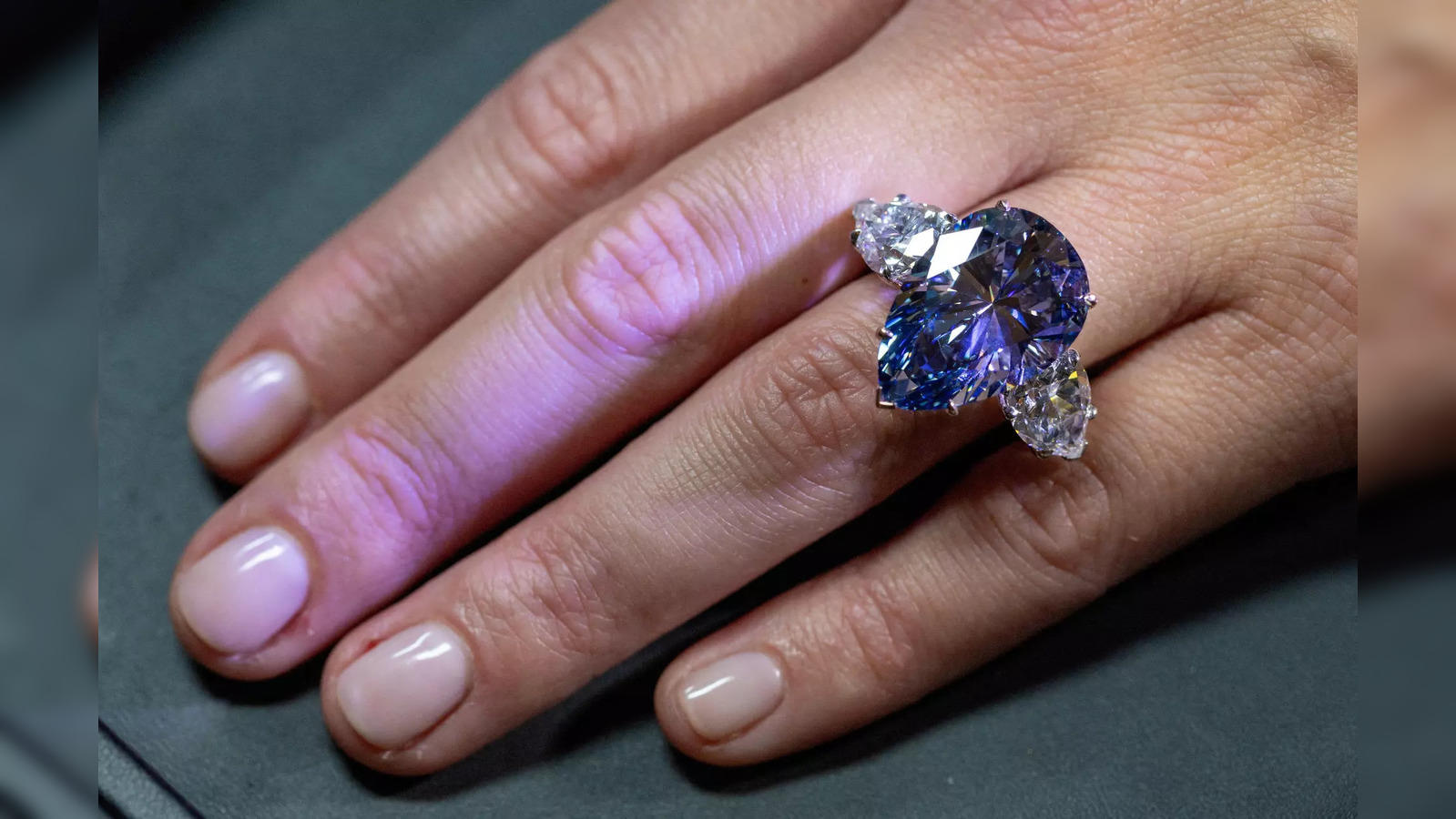 Vivid blue diamond sells for nearly $44m at Geneva auction - SWI  swissinfo.ch