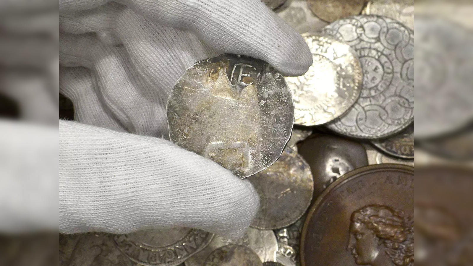 Rare 17th century one shilling coin expected to fetch 300 000 at