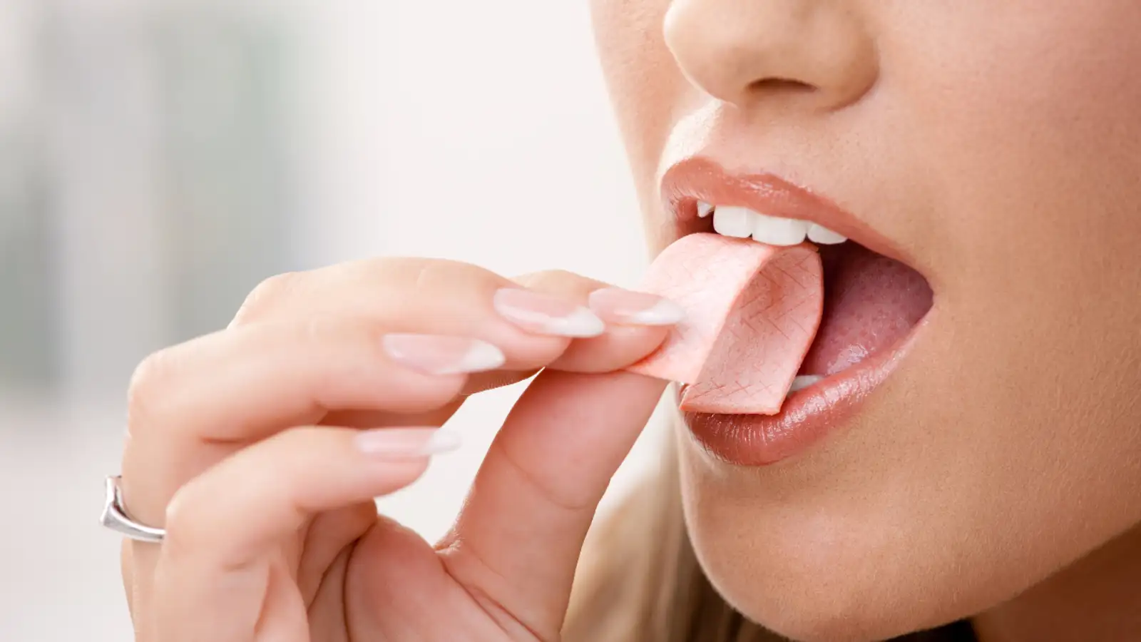 Think twice before you chew gum: Study reveals chewing gum sheds hundreds  of plastic particles into your saliva