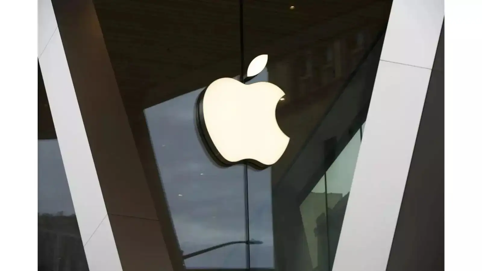 Apple fights EU antitrust fine in court