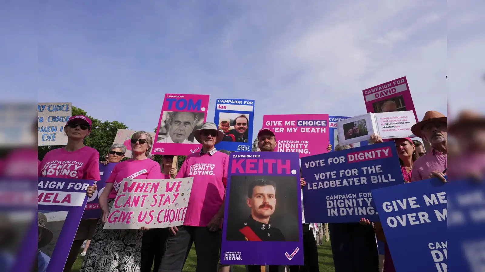 UK Parliament Passes Historic Assisted Dying Bill After Narrow Vote 3 UK lawmakers back bill to allow terminally ill adults to end their lives - The Economic Times