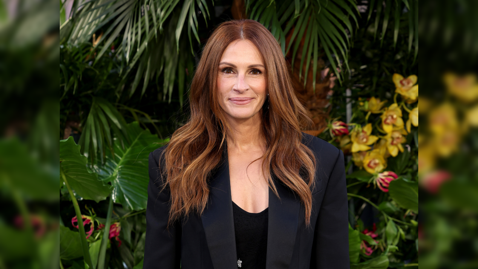 https://img.etimg.com/thumb/width-1600,height-900,imgsize-1851539,resizemode-75,msid-105628405/magazines/panache/julia-roberts-talks-about-her-new-movie-leave-the-world-behind-says-she-plays-someone-very-different-from-herself-in-upcoming-disaster-thriller.jpg