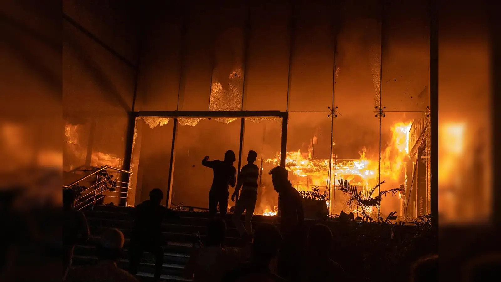 Bangladesh protests: Video shows mob attacking journalist after Sharif  Hadi's death; offices of 'Prothom Alo, 'The Daily Star' set on fire - The  Economic Times
