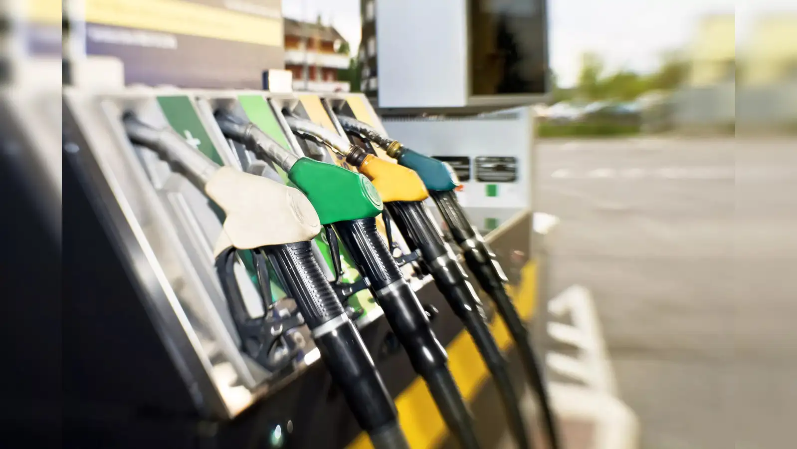 Indian fuel retailers buy discounted diesel to avoid price hikes