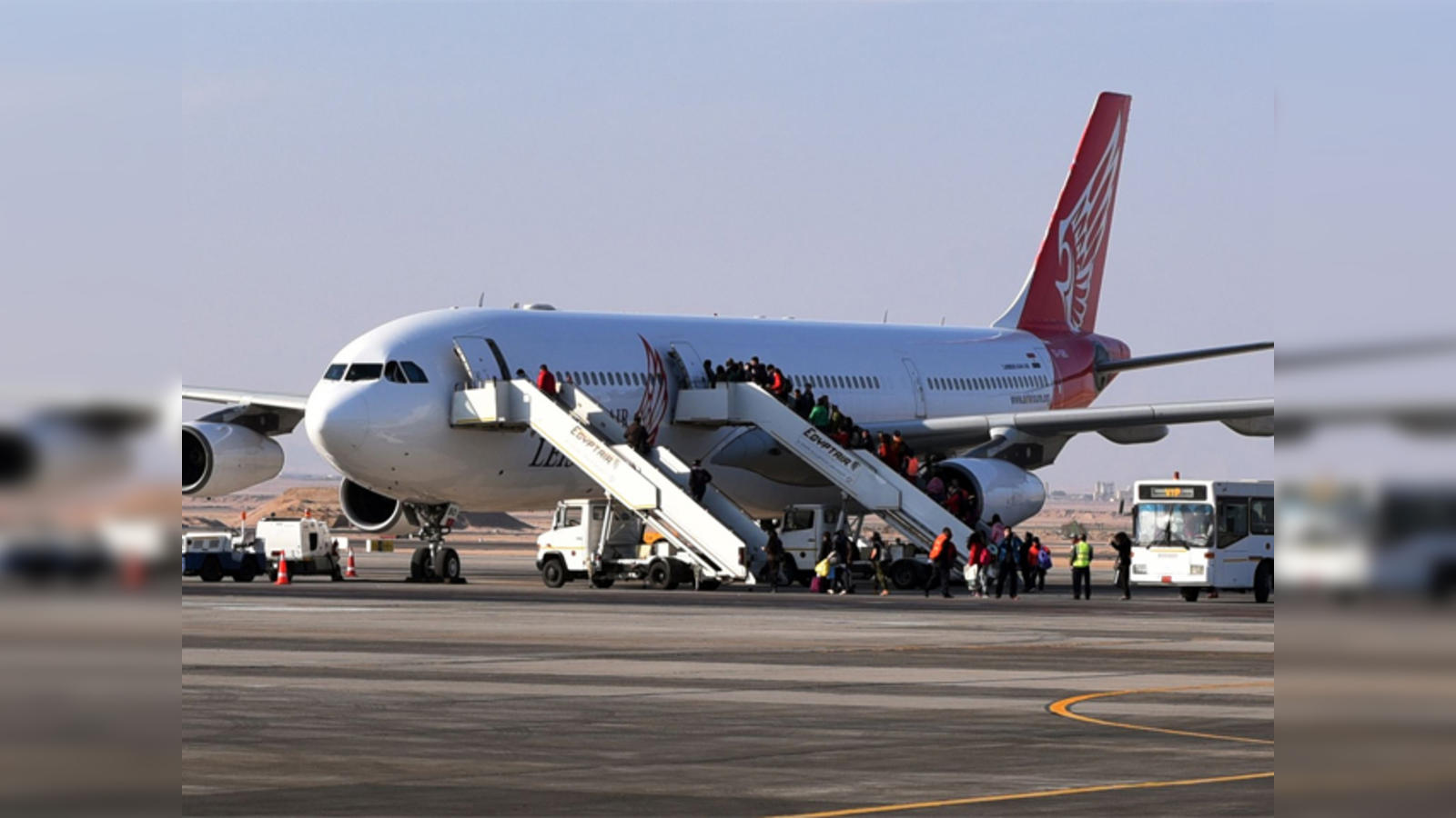 Aerobridge airport hi-res stock photography and images - Page 7 - Alamy