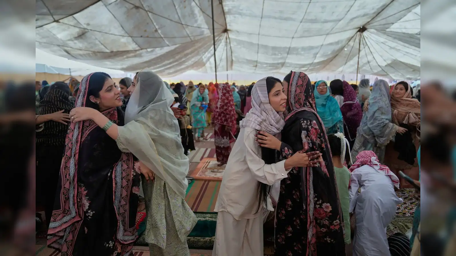 When is Eid? Eid al-Fitr date, greetings messages, Muslims celebration in U.S., other parts of world