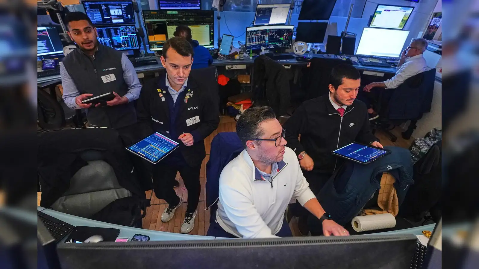 Cryptocurrency share price crashes as S&P 500, Dow Jones, Nasdaq are down.  Check top losing stocks, top gainers - The Economic Times