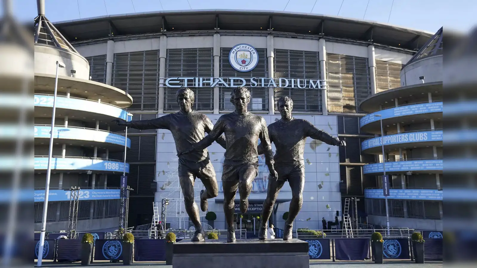 mike summerbee: Manchester City unveils statue dedicated to club legends  Colin Bell, Francis Lee and Mike Summerbee - The Economic Times