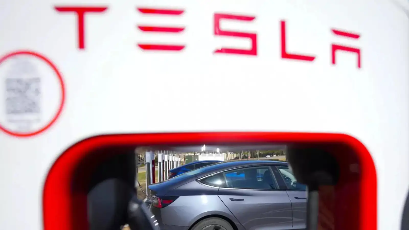 tesla stock crash warning: Swedish hedge fund billionaire Christer Gardell  issues stark Tesla warning, predicts massive valuation crash could hit  sooner than investors expect - The Economic Times