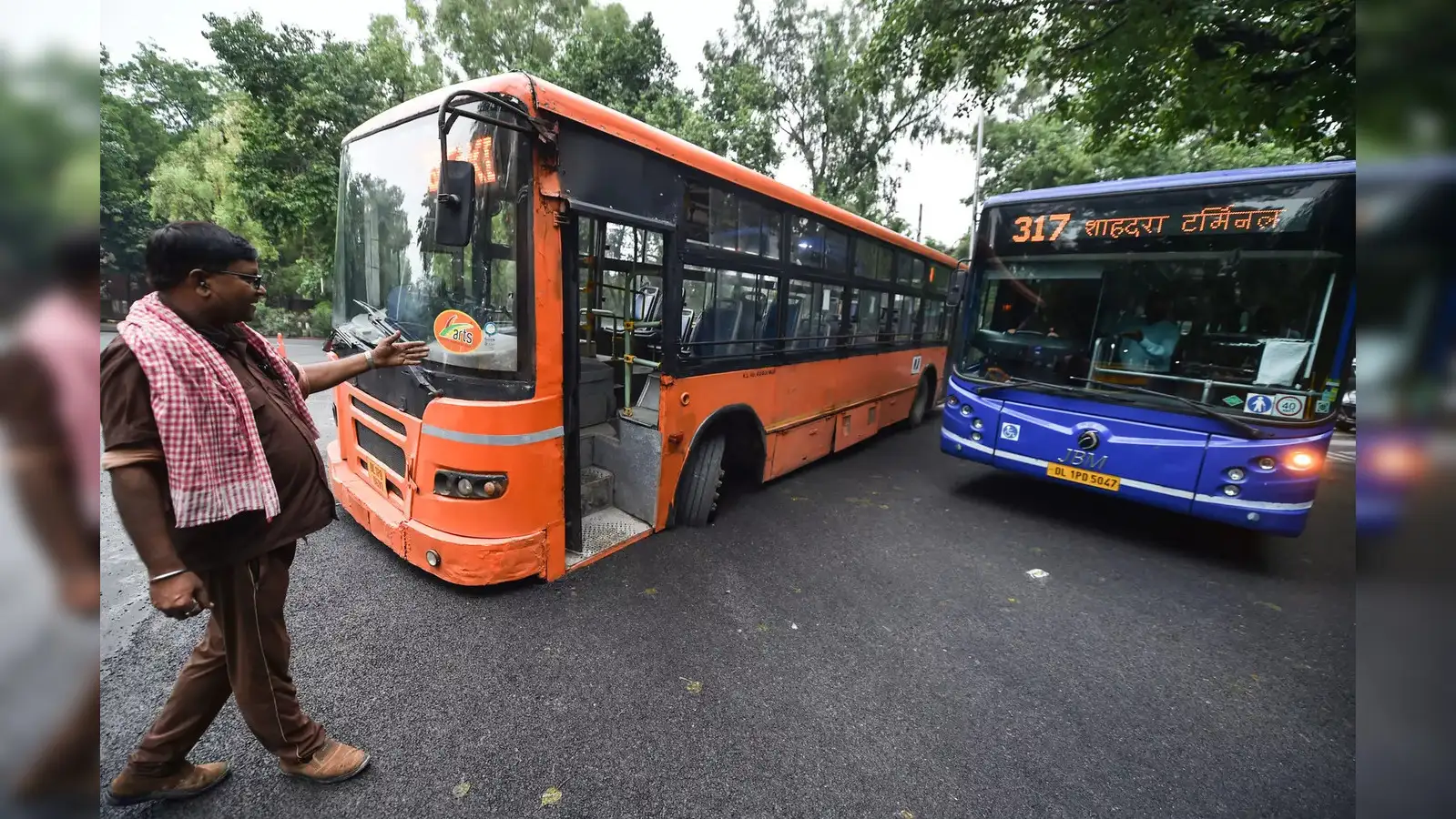Traffic chaos in capital? No surprise as nearly 80 ageing buses break down  in Delhi daily: Police data - The Economic Times